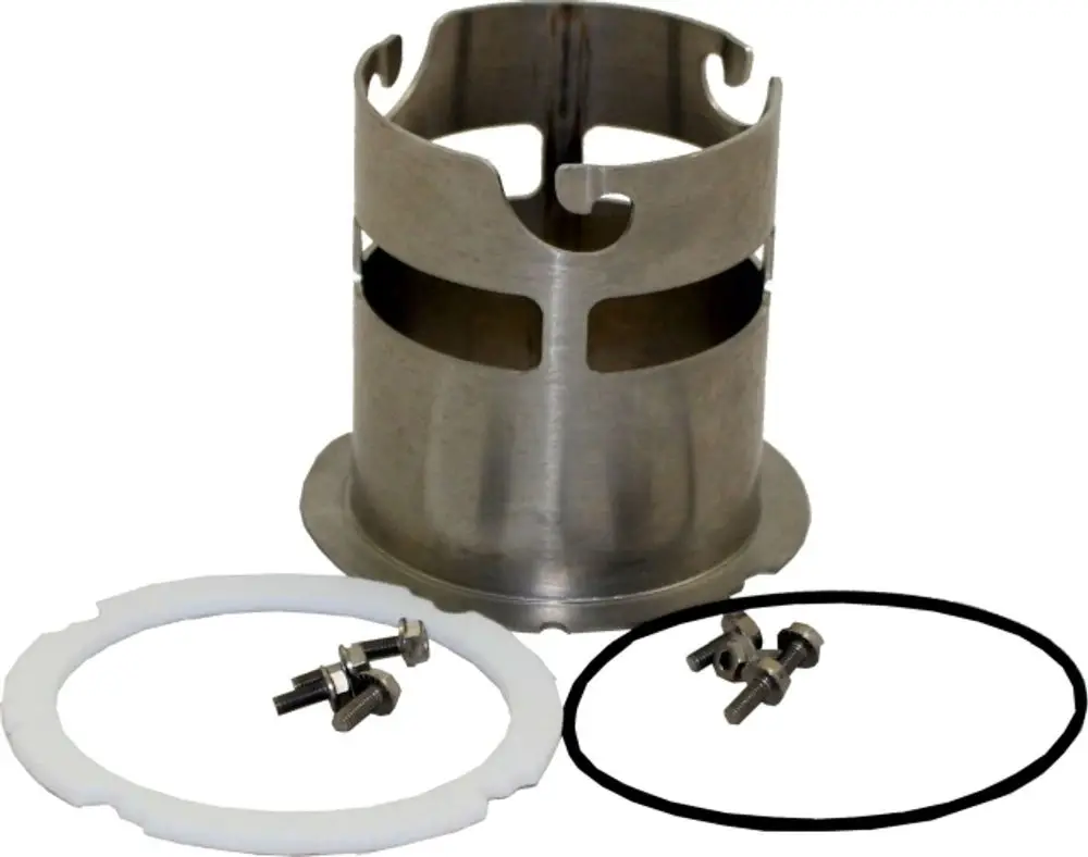 Adapterrohr aus Metall mit Aussparungen, zwei Gummidichtungen und Schrauben. Produkt von Wolf, geeignet für spezifische Anwendungen in Heizsystemen.